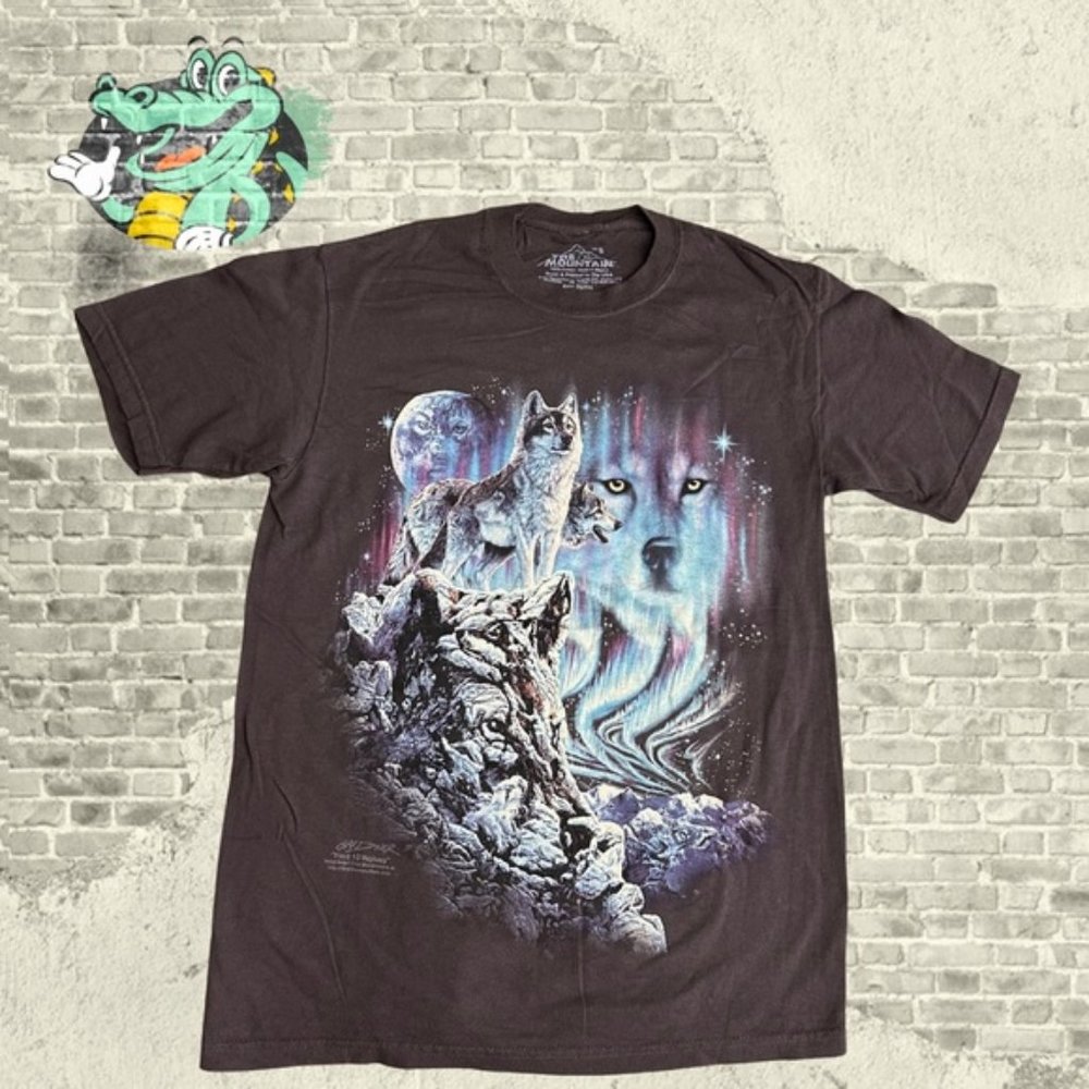 [SOLD] NWOT The Mountain Find 10 Wolves T-shirt Size S